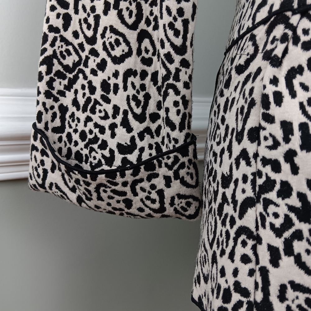 Leopard print, snap and tie closure jacket - Picture 4 of 6